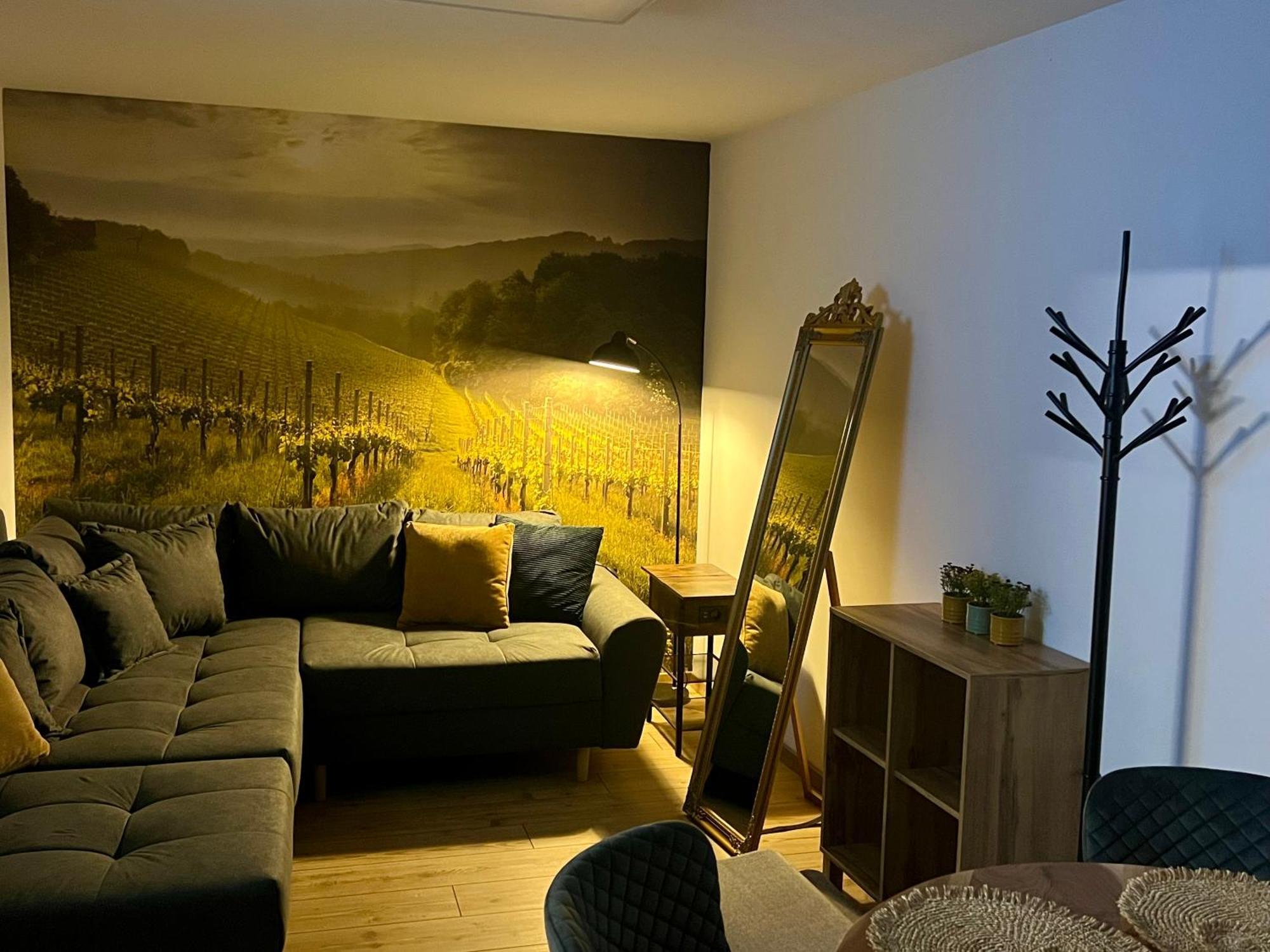 Schöne kleine Apartment mit Weinkeller und kleinem Hof mit Frühstück - Self made Retz Exterior foto