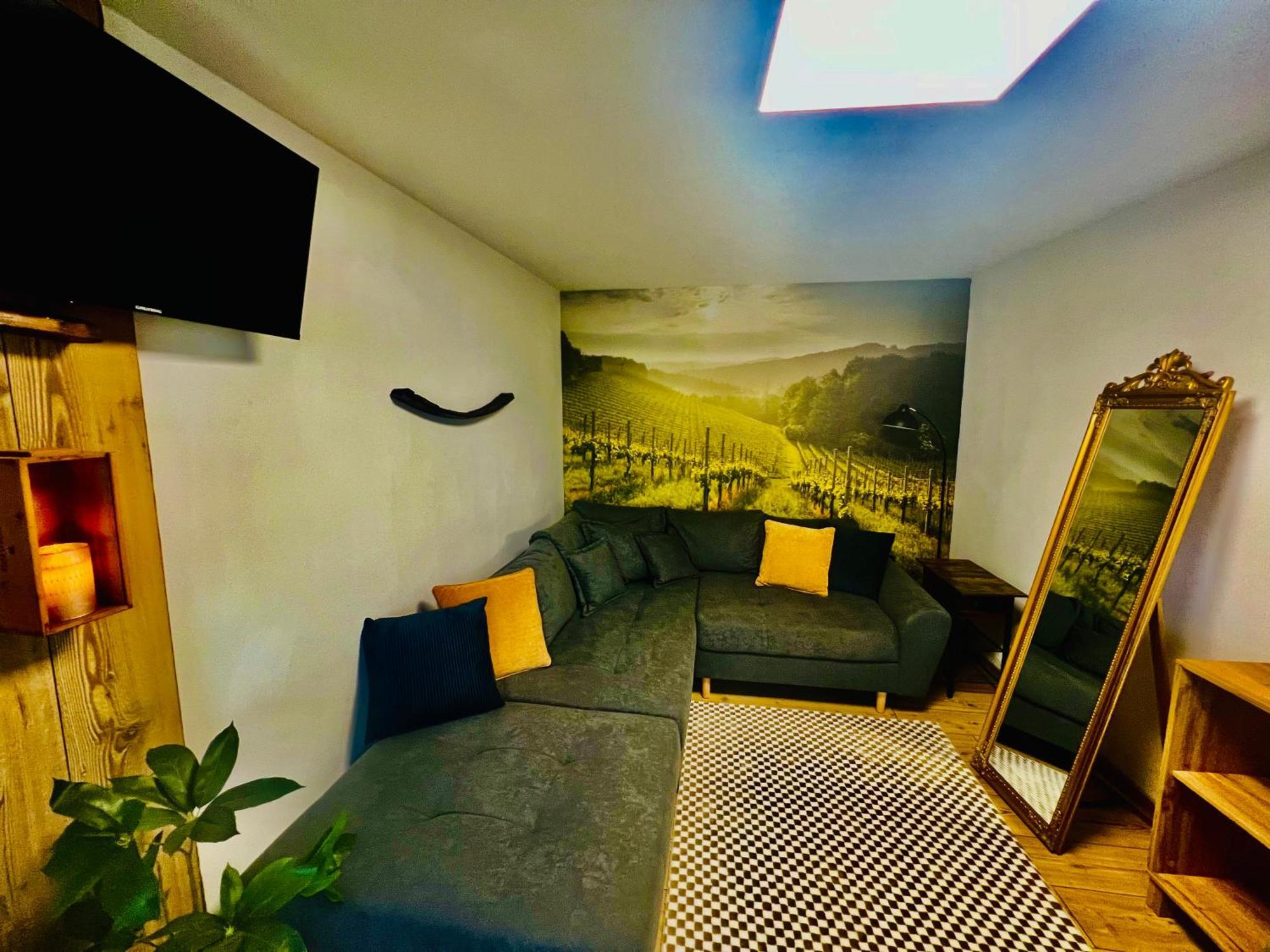 Schöne kleine Apartment mit Weinkeller und kleinem Hof mit Frühstück - Self made Retz Exterior foto